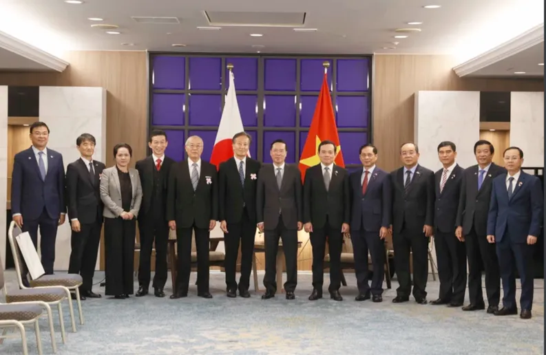 Chủ tịch nước Võ Văn Thưởng với Đoàn đại biểu Hiệp hội Hữu nghị Kyushu – Việt Nam. Ảnh: TTXVN Chủ tịch nước Võ Văn Thưởng với Đoàn đại biểu Hiệp hội Hữu nghị Kyushu – Việt Nam. Ảnh: TTXVN