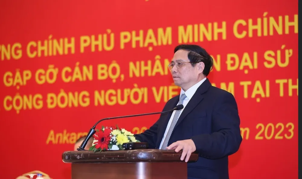 Thủ tướng Phạm Minh Chính phát biểu tại buổi gặp cán bộ, nhân viên Đại sứ quán và cộng đồng người Việt Nam tại Thổ Nhĩ Kỳ. Ảnh: TTXVN