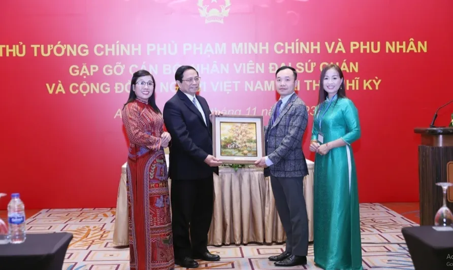 Thủ tướng Phạm Minh Chính tặng qùa cho Đại sứ quán và cộng đồng người Việt Nam tại Thổ Nhĩ Kỳ. Ảnh: TTXVN