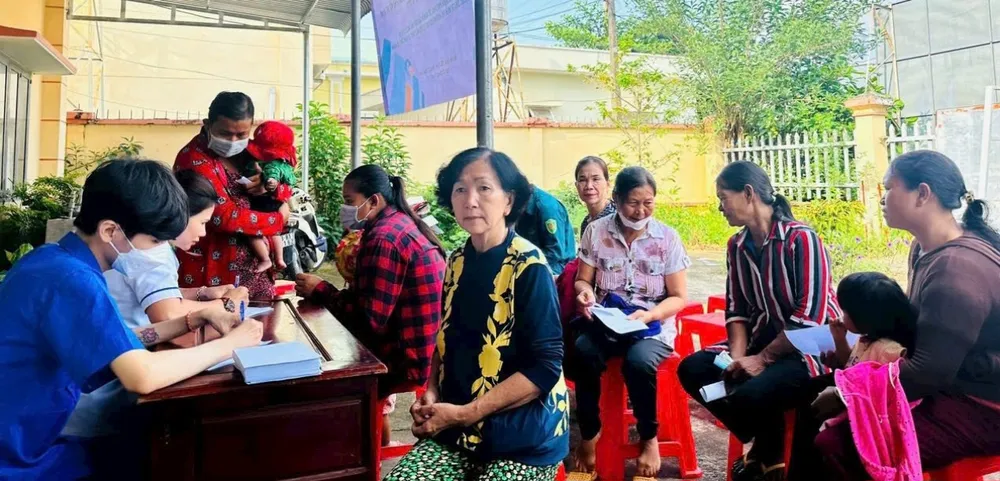 Người dân đăng ký khám sức khoẻ tại một cơ sở y tế trên địa bàn tỉnh Bình Dương