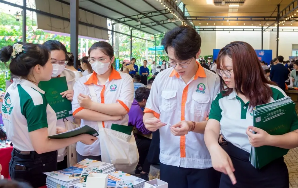 Sinh viên khối ngành sức khỏe trường Cao đẳng Công nghệ cao Đồng An tại một ngày hội việc làm