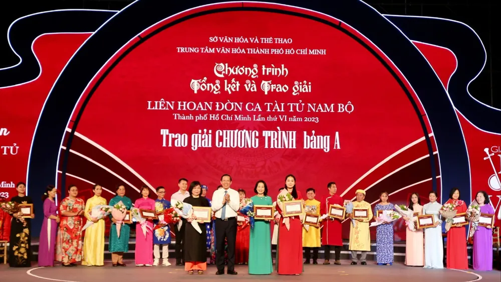 Chủ tịch UBND TPHCM Phan Văn Mãi tặng bằng khen cho các cá nhân