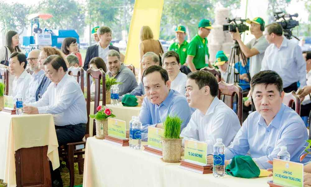 Phó Thủ tướng Trần Lưu Quang dự Lễ Phát động, ngồi kế là ông Nghiêm Xuân Thành, Bí thư Tỉnh ủy Hậu Giang, và ông Cao Đức Phát, Chủ tịch Viện Nghiên cứu Lúa gạo quốc tế IRRI, nguyên Bộ trưởng Bộ NN&PTNT