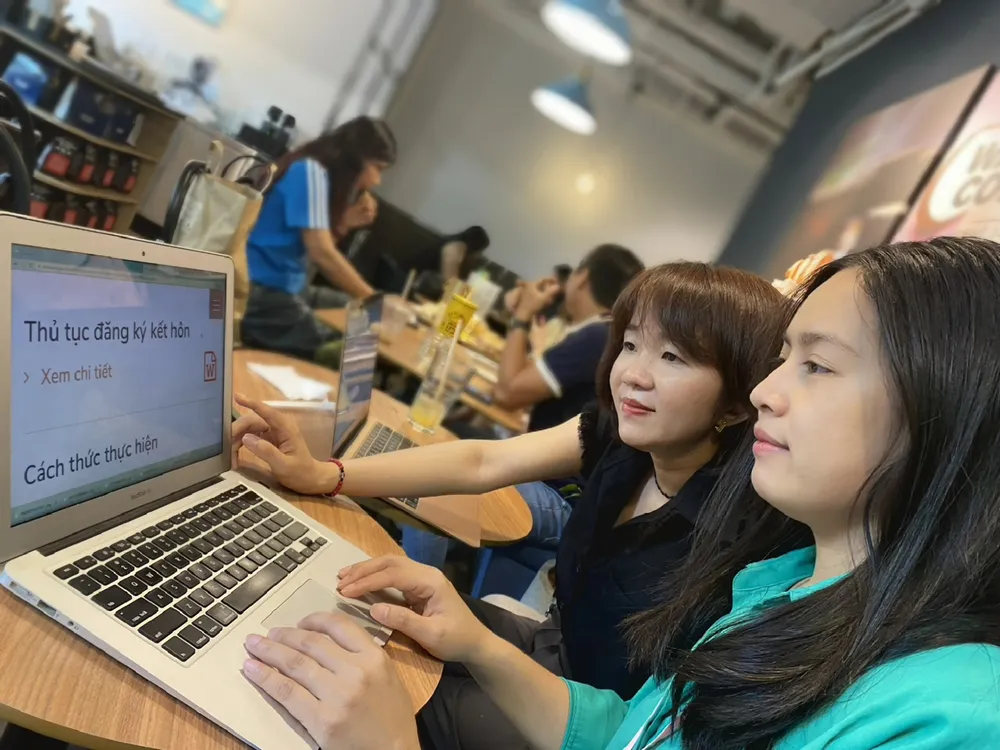 Người dân tìm hiểu thủ tục đăng ký kết hôn, xác nhận tình trạng hôn nhân trực tuyến. Ảnh: THÀNH CHUNG