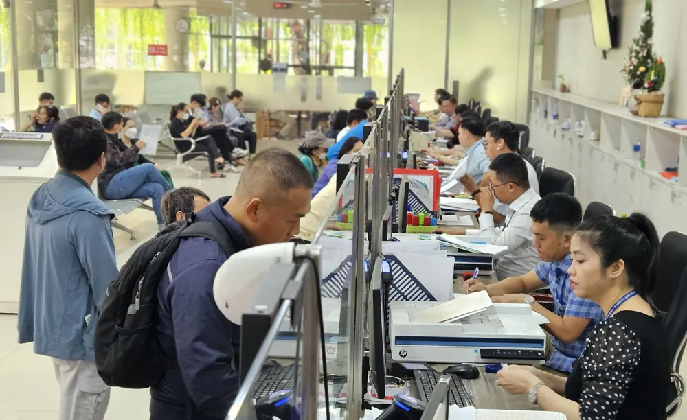 Công chức bộ phận một cửa UBND quận 12, TPHCM giải quyết thủ tục hành chính cho người dân