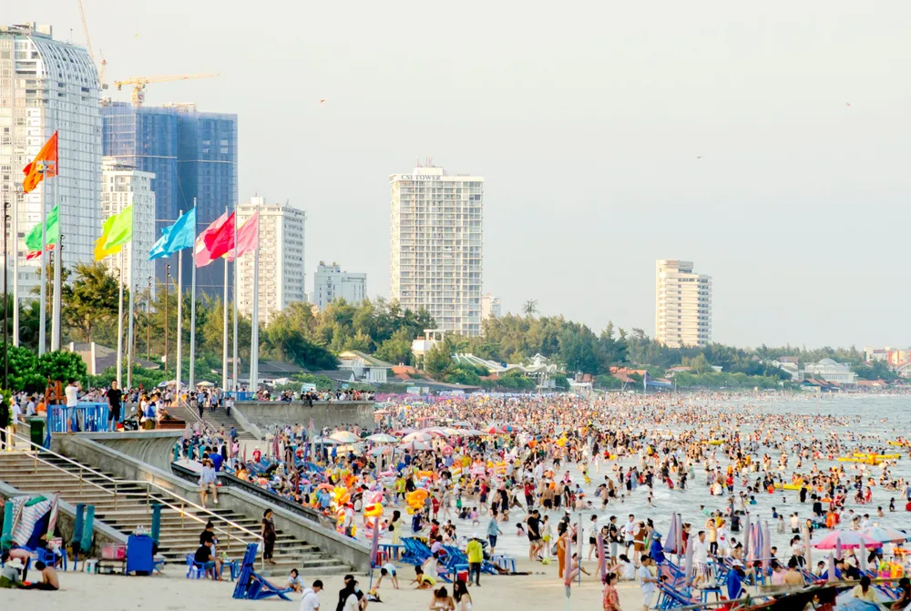 Bãi Sau TP Vũng Tàu luôn thu hút đông du khách.jpg