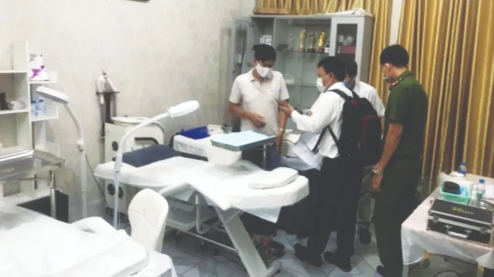 Thanh tra Sở Y tế TPHCM phối hợp với lực lượng chức năng kiểm tra phòng khám không phép trên địa bàn