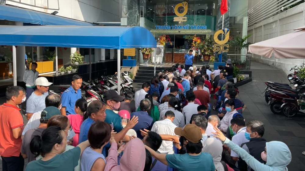 Khách hàng mua vàng ở Công ty SJC (ảnh: Hoàng Hùng)