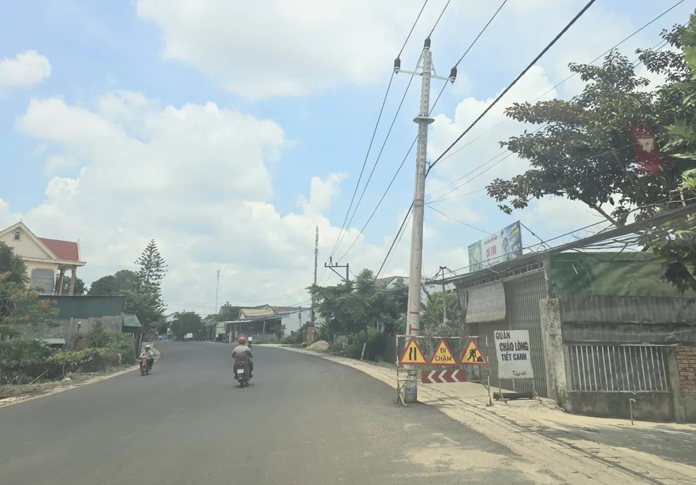 Trụ điện trên lòng đường