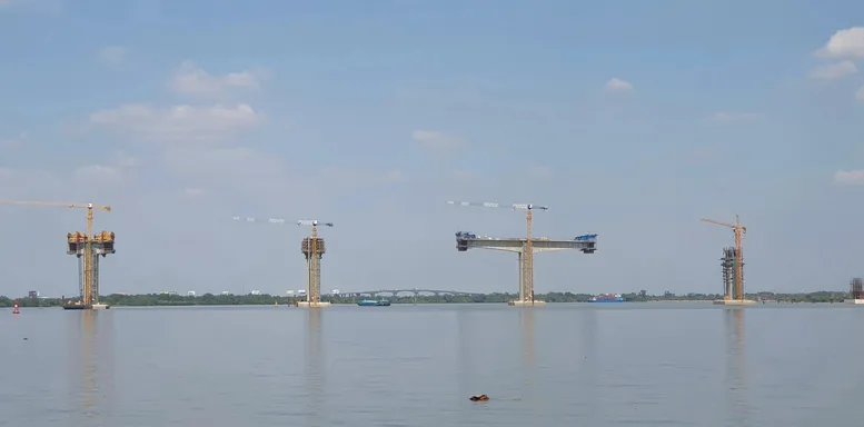 Công trường xây dựng cầu Nhơn Trạch, đường dẫn hai đầu cầu nối TPHCM - Đồng Nai (dự án thành phần 1A của dự án đầu tư xây dựng đoạn Tân Vạn - Nhơn Trạch giai đoạn 1 thuộc đường Vành đai 3 - TPHCM). Ảnh: Báo GT