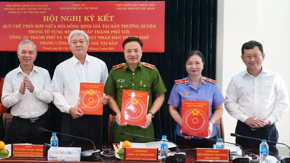 Hội đồng định giá tài sản thường xuyên trong tố tụng hình sự cấp thành phố cùng Công an TPHCM, Viện KSND TPHCM ký kết quy chế phối hợp. Ảnh: THÀNH CHUNG