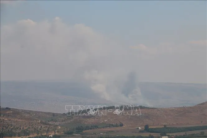 Khói bốc lên sau cuộc không kích của Israel xuống Marjeyoun, Liban ngày 15/8/2024. Ảnh: THX/TTXVN