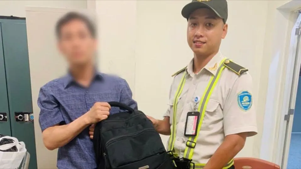 Anh Nguyễn Thanh Bình trao trả chiếc ba lô cho chủ nhân (1).jpg