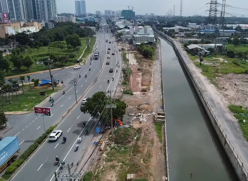 Dự án nâng cấp, mở rộng Quốc lộ 13, đoạn qua địa bàn TP Thuận An tạo động lực thúc đẩy phát triển KT-XH của tỉnh Bình Dương. Ảnh Xuân Trung.jpg