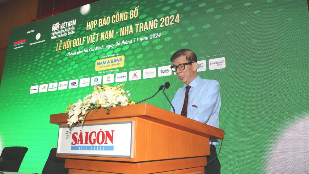 Nhà báo Nguyễn Khắc Văn, Phó Tổng biên tập Phụ trách Báo Sài Gòn Giải Phóng, Trưởng Ban chỉ đạo Lễ hội Golf Việt - Nha Trang 2024, phát biểu tại buổi họp báo. Ảnh: DŨNG PHƯƠNG