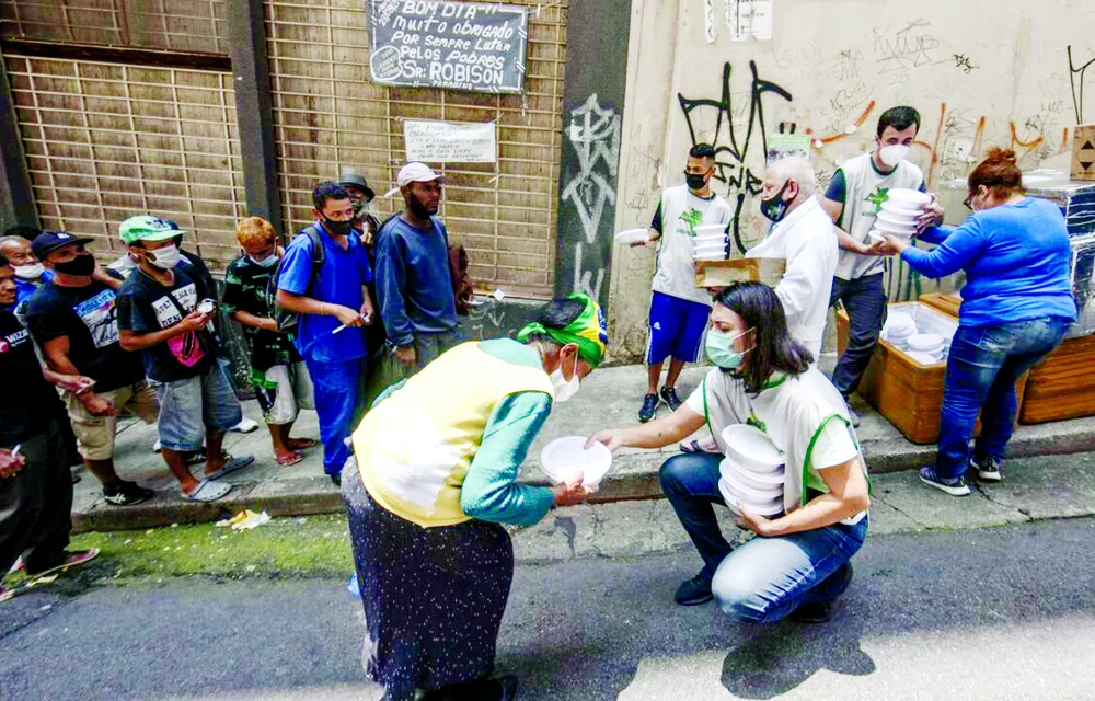 Phát thực phẩm từ thiện trên đường phố Rio de Janero, Brazil. Ảnh: Reuters