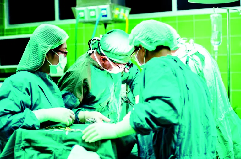 Các bác sĩ Bệnh viện Saint-Luc thực hiện ca phẫu thuật. Ảnh: Times