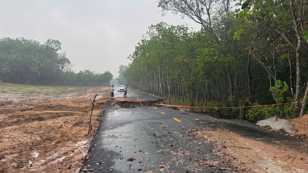 TP Bến Cát, Bình Dương: Thăm hỏi người bị thương do đường sạt lở