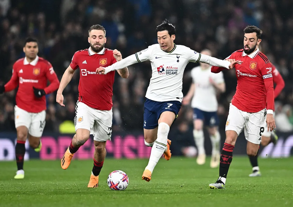Cầu thủ Son Heung-min (áo trắng, CLB Tottenham) nỗ lực vượt qua các cầu thủ CLB Man.United trong một trận đấu trước đây