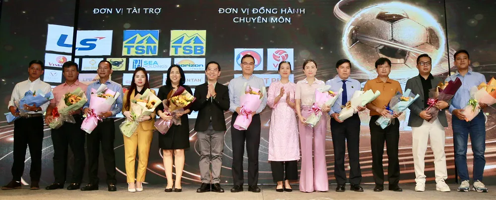 Ban tổ chức Giải thưởng Quả bóng vàng Việt Nam tri ân các nhà tài trợ đồng hành tại buổi họp báo công bố mùa trao thưởng 2024. Ảnh: DŨNG PHƯƠNG