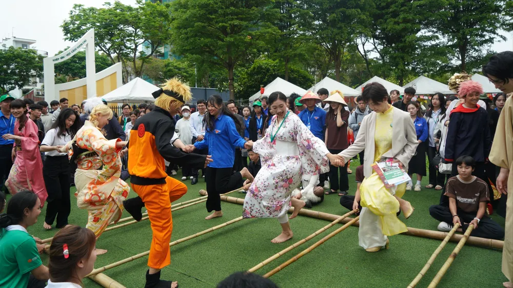 Các sinh viên, học sinh giao lưu nhảy sạp. Ảnh: XUÂN QUỲNH
