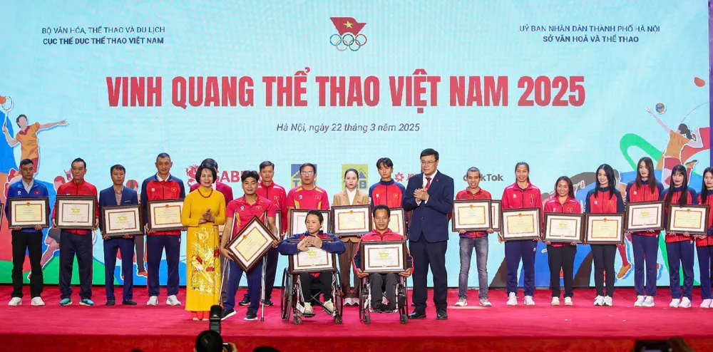 BTC vinh danh cho các cá nhân, tập thể đạt danh hiệu. Ảnh: NAM NGUYỄN