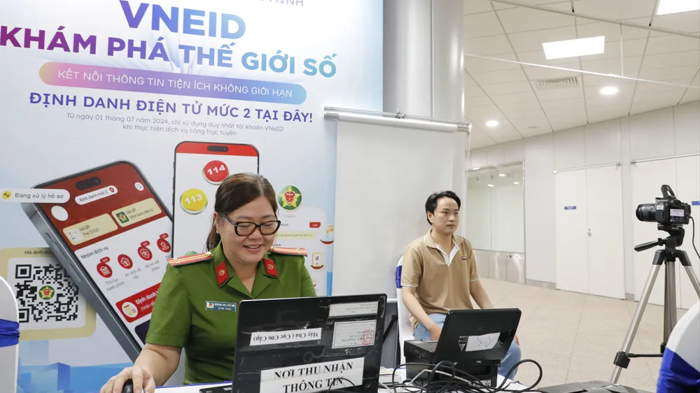 Công an TPHCM hỗ trợ người dân kích hoạt ứng dụng VNeID mức 2