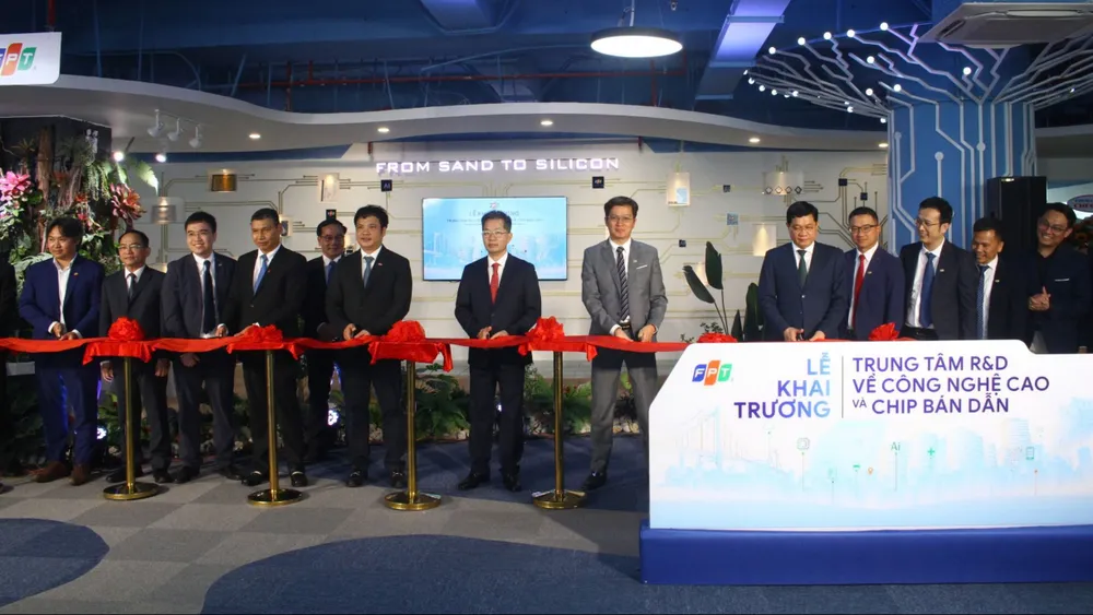 Các đại biểu cắt băng khai trương. Ảnh: XUÂN QUỲNH