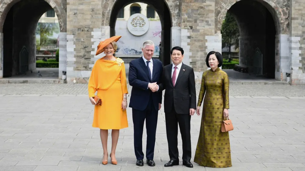 Chủ tịch nước và Nhà vua Bỉ thăm khu di tích Hoàng thành Thăng Long