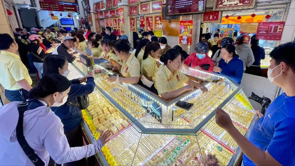 Chiều 8-4: Giá vàng vượt mốc 100 triệu đồng/lượng