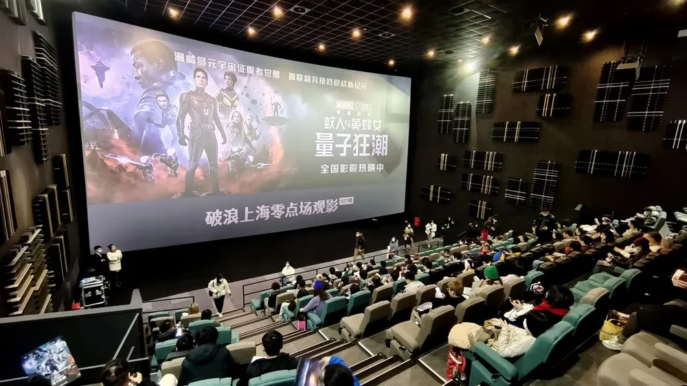 Người hâm mộ xem phim Mỹ tại một rạp chiếu phim ở Thượng Hải, Trung Quốc. Ảnh: Getty Images