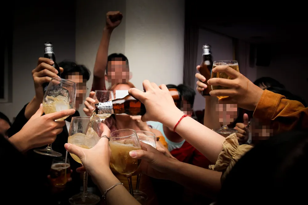 Nghiện bia rượu dễ dẫn đến nhiều hệ lụy cho gia đình và xã hội. Ảnh: HOÀNG HÙNG
