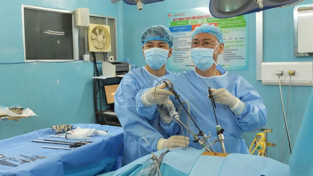 Ê kíp phẫu thuật Bệnh viện Bình Dân sử dụng robot phẫu thuậtcắt bướu bảo tồn thận. Ảnh: MINH KHUÊ