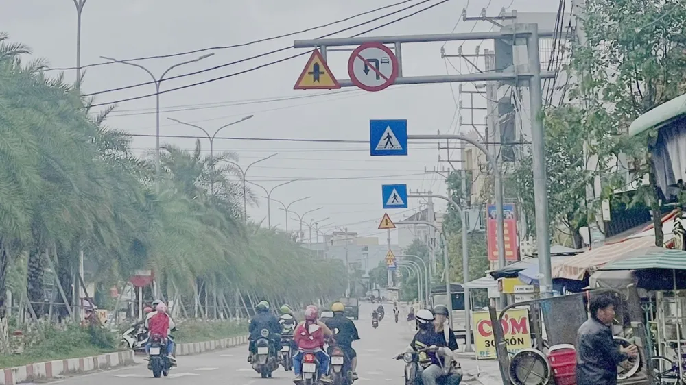 Nhiều phản ánh về bất cập biển báo giao thông trên QL19B đoạn đường dẫn từ QL1A vào sân bay Phù Cát, Bình Định. Ảnh: TL.