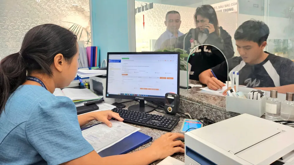 Công chức UBND phường An Phú Đông, quận 12 giải quyết hồ sơ cho người dân