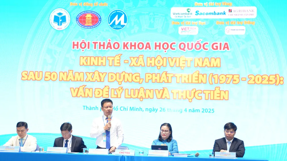 Ban chủ tọa hội thảo trao đổi, giới thiệu về các tham luận được trình bày - Ảnh: THANH HÙNG