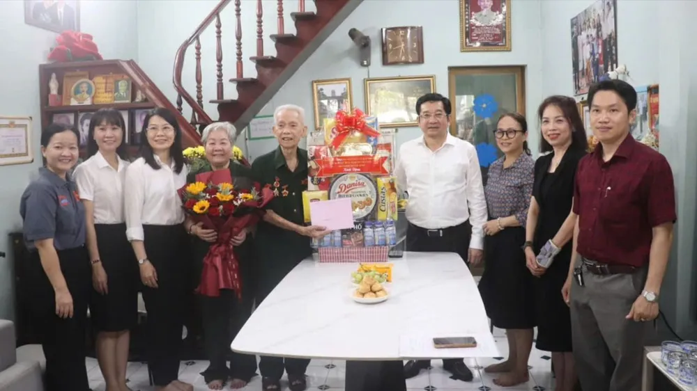 Phó Chủ tịch Thường trực UBND TPHCM Dương Ngọc Hải cùng đoàn đến thăm ông Nguyễn Mạnh Hà