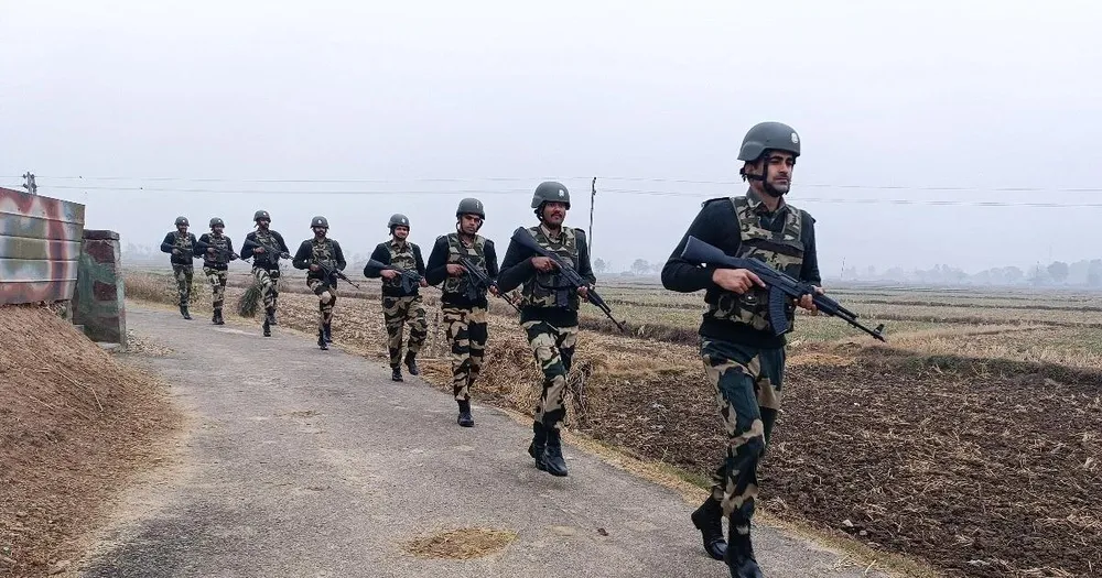 Lực lượng an ninh biên giới Ấn Độ tuần tra dọc đường Ranh giới kiểm soát phân chia khu vực Kashmir giữa Ấn Độ và Pakistan. Ảnh: ANI