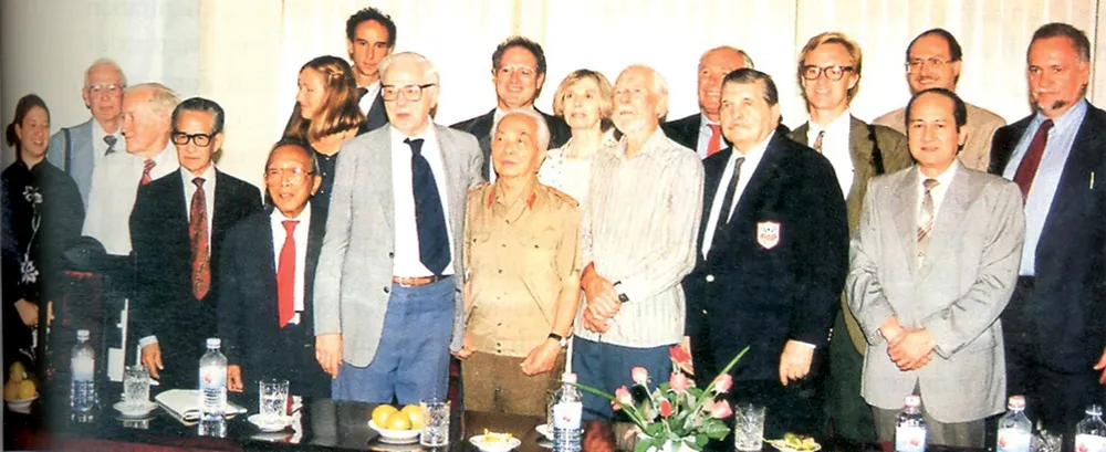 Đại tướng Võ Nguyên Giáp gặp các cựu đồng minh trong đơn vị OSS (Mỹ) trở lại thăm Việt Nam, tháng 9-1995