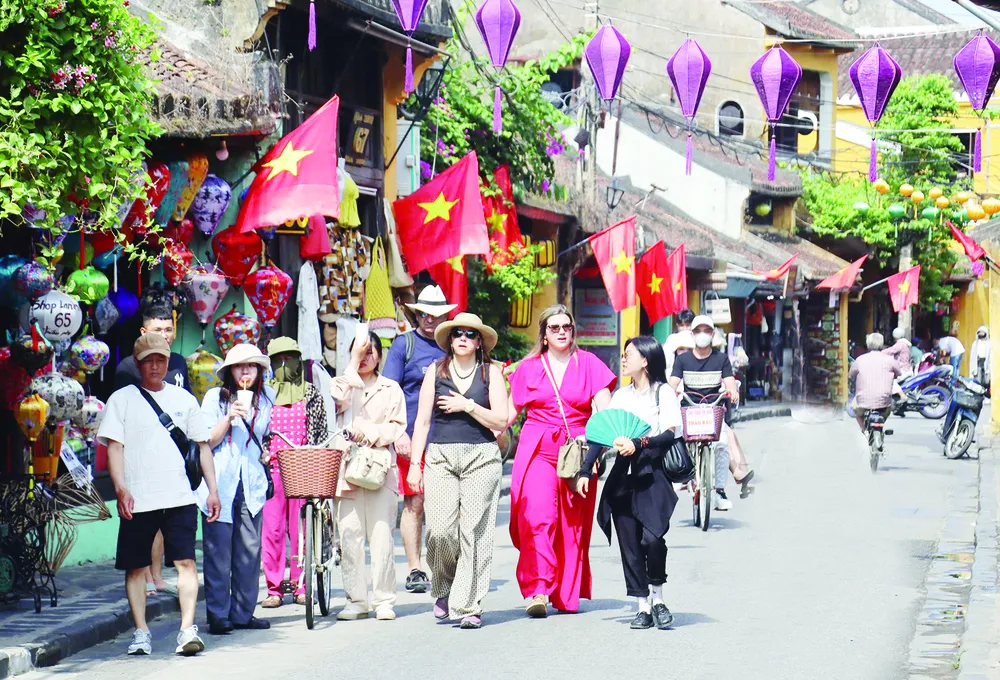 Du khách nước ngoài tham quan phố cổ Hội An. Ảnh: NGUYỄN CƯỜNG