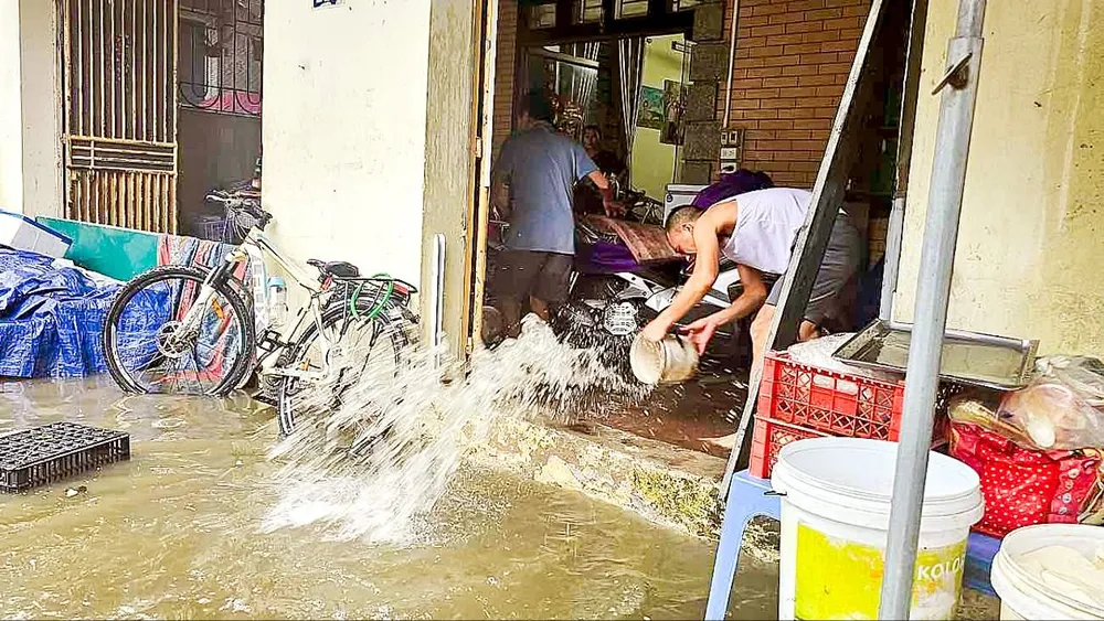 Trận mưa sáng 1-5 khiến nước tràn vào nhà trên nhiều tuyến đường ở Hà Nội