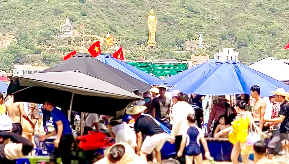 Nhiều người dân, lực lượng chức năng đã hỗ trợ đưa các nạn nhân đi cấp cứu trong vụ tai nạn