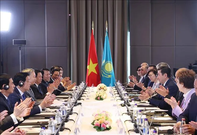Tổng Bí thư Tô Lâm hội kiến Chủ tịch Hạ viện Kazakhstan, Chủ tịch Đảng Amanat cầm quyền Erlan Koshanov. Ảnh: TTXVN