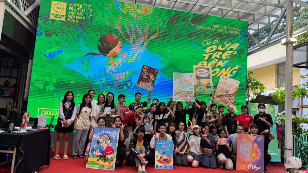 Các nhóm tác giả tham dự buổi trưng bày. Ảnh: HỒNG ÂN