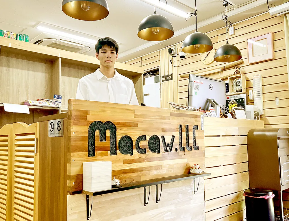 Anh Ngô Ngọc Khánh tại Hiệu sách Macaw. Ảnh: I LOVE VIETNAM