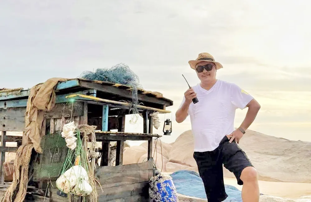 Đạo diễn Nguyễn Phương Điền trên phim trường Mẹ biển