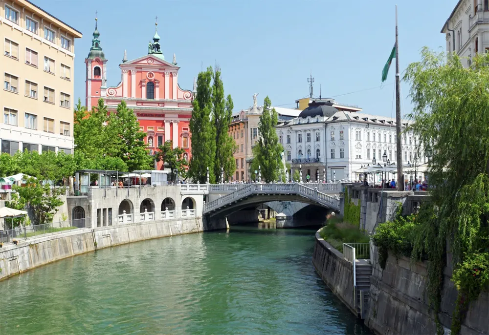 Thủ đô Ljubljana của Slovenia có cảnh quan thơ mộng. Ảnh: Britannica