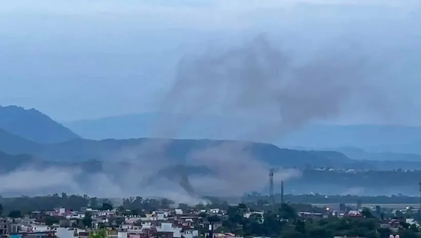 Khói bốc lên sau vụ tấn công bằng pháo kích của Pakistan tại Udhampur, Ấn Độ ngày 10/5/2025. Ảnh: ANI