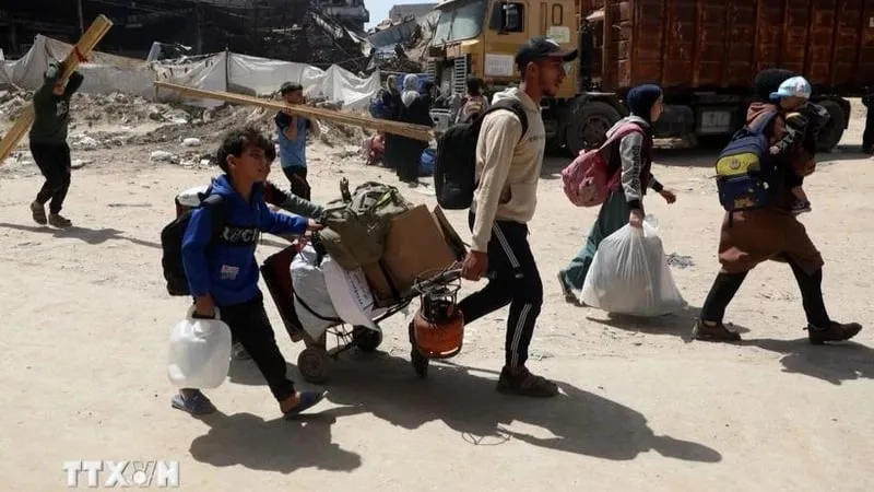 Người dân di dời khỏi Shuja'iyya, khu lân cận thành phố Gaza. Ảnh: THX