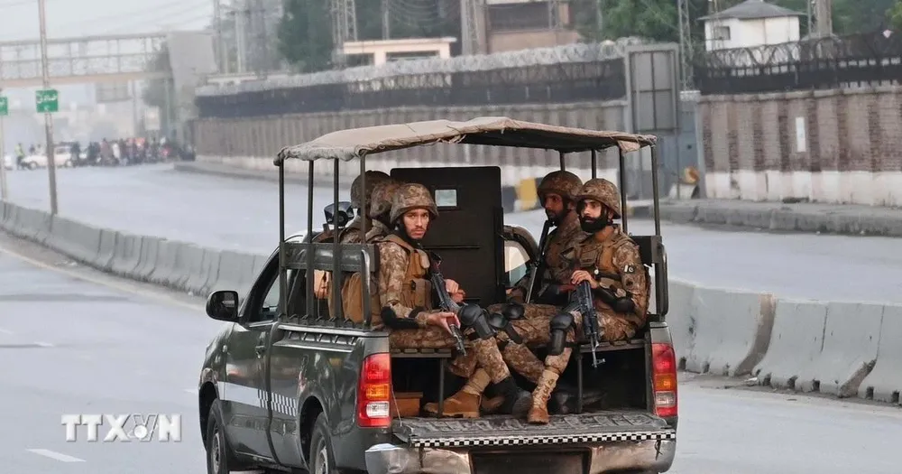 Nhân viên an ninh gác tại tuyến đường dẫn tới căn cứ không quân Nur Khan ở Rawalpindi (Pakistan) ngày 10/5/2025. Ảnh: THX/TTXVN